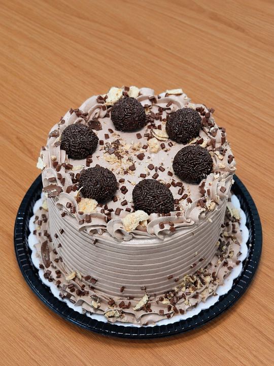 Torta confeitada com chantilly e bombons