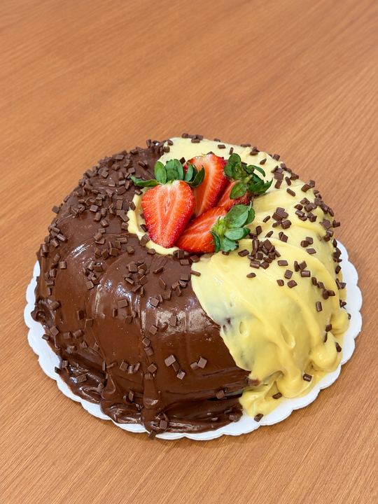 Bolo vulcão metade chocolate e metade ninho, com morangos